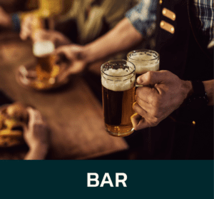 Barman servindo cerveja em um bar com clientes ao fundo discutindo o Aprendizado Online.