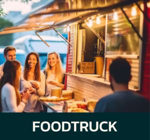 Grupo de clientes satisfeitos em um food truck da Politi Academy durante a noite.