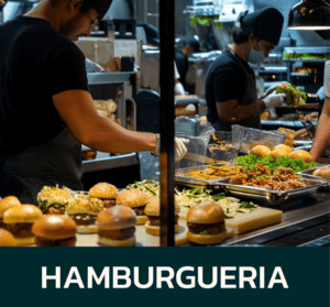 Equipe de cozinha com formação na Politi Academy preparando refeições em uma hamburgueria.