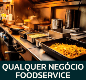 Cozinha de restaurante em funcionamento com comida sendo preparada.