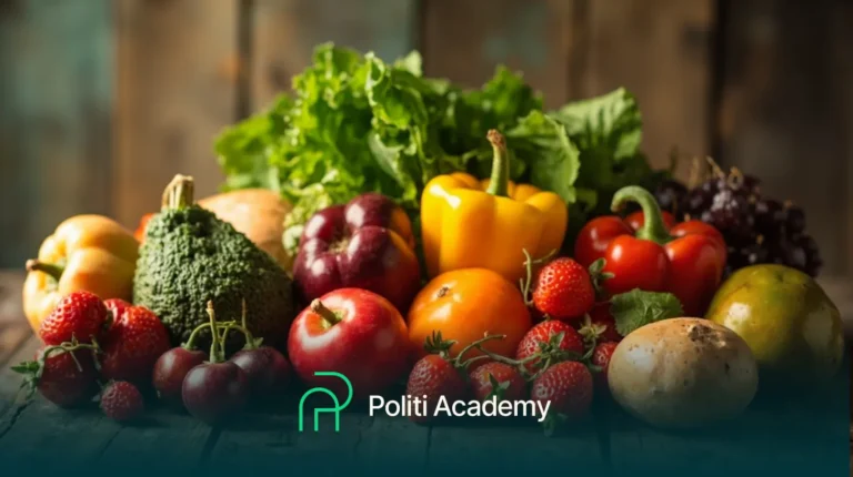 Frutas e vegetais frescos variados, incluindo maçãs, tomates, pimentão, brócolis, batatas e folhas verdes, dispostos em uma superfície de madeira com o logotipo "Politi Academy" na parte inferior.