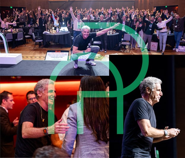 Um homem de cabelos grisalhos interage com o público em um evento interno, falando no palco e cumprimentando os participantes em um ambiente de conferência lotado. Um gráfico abstrato verde sobrepõe as imagens.