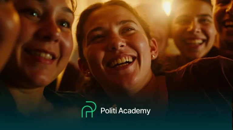 Um grupo de jovens sorrindo juntos em uma iluminação aconchegante, com o logotipo e o nome da Politi Academy exibidos na parte inferior.
