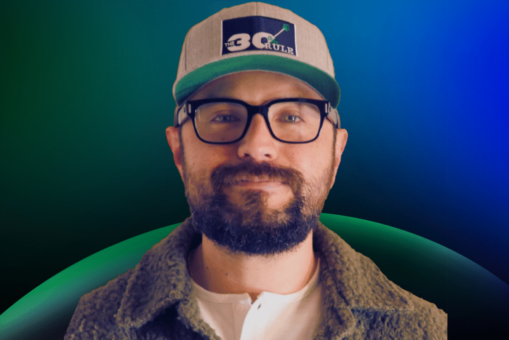 Um homem com barba e óculos usa um boné cinza da Acelera Food Nation com um logotipo e uma jaqueta texturizada, em frente a um fundo gradiente azul e verde.