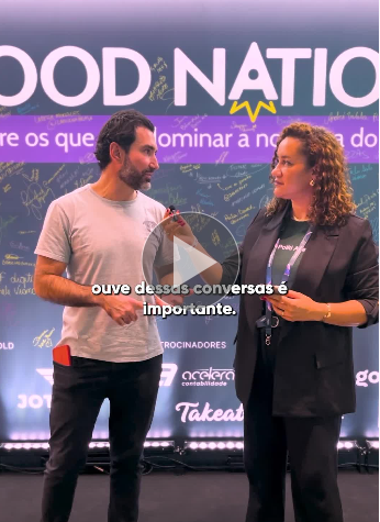 Um homem e uma mulher conversam em frente a um cenário "GOOD NATION" coberto de assinaturas. O texto na tela diz: "ouvir essas conversas é importante". Eles falam sobre o Acelera Food Nation e a Lista de Espera de 2026.
