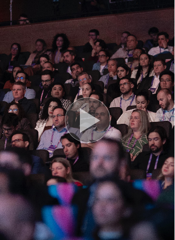 Membros da plateia sentados em um auditório escuro, assistindo atentamente a uma apresentação do Acelera Food Nation, aguardando ansiosamente sua chance de entrar na Lista de Espera para 2026.