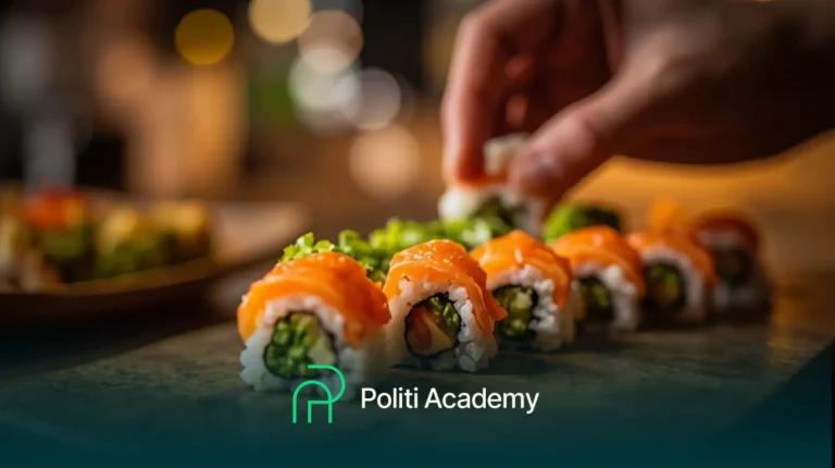 Uma mão arrumando rolinhos de sushi com cobertura de salmão em uma mesa, com o logotipo e o texto da Politi Academy visíveis na parte inferior da imagem.