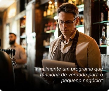 Um homem usando um avental está em um bar ou restaurante, lendo um documento. O texto sobreposto em português diz: "Finalmente um programa que realmente funciona para pequenas empresas".
