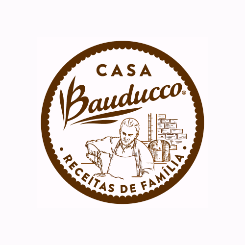 Logotipo circular da Casa Bauducco com borda marrom, com a ilustração de uma pessoa assando, forno de tijolos e o texto "Receitas de Família" na parte inferior.