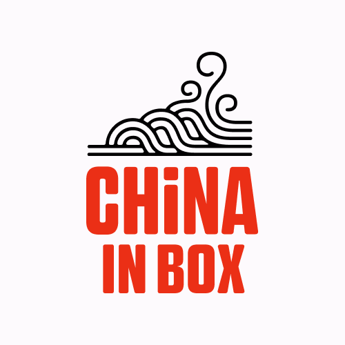 Logotipo da China In Box com linhas onduladas estilizadas em preto acima do texto em negrito em vermelho onde se lê "CHINA IN BOX" em um fundo branco.