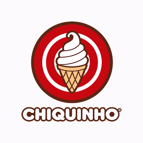 Logotipo com um cone de sorvete expresso em frente a círculos concêntricos vermelhos e brancos, com a palavra "CHIQUINHO" em negrito abaixo.