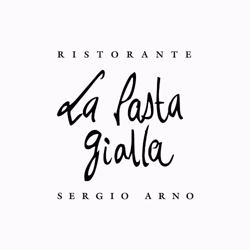 Logotipo do "La Pasta Gialla Ristorante Sergio Arno" com o nome do restaurante em escrita à mão e outros textos em fonte serifada maiúscula em um fundo branco.