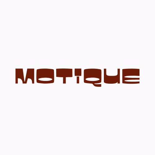 A palavra "MOTIQUE" é exibida em letras marrons em negrito e estilizadas em um fundo branco liso.
