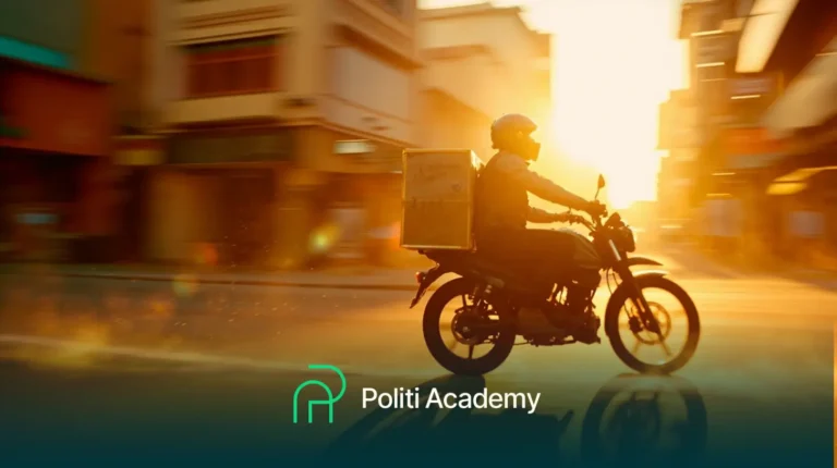 Uma pessoa dirige uma motocicleta com uma caixa de entrega ao pôr do sol em uma rua da cidade, com o texto "Politi Academy" e um logotipo na parte inferior da imagem.