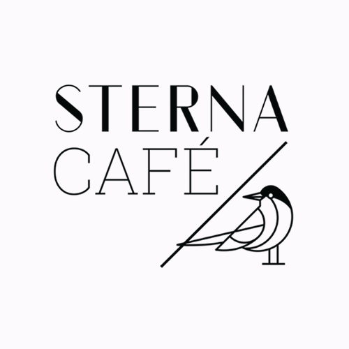 Logotipo em preto e branco do Sterna Café com o nome da cafeteria em letras maiúsculas e uma ilustração simples de um pássaro integrada a linhas diagonais.